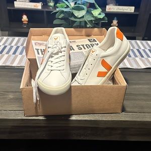 Veja Esplar Extra White/Pumpkin (NWT) (US11 , UK 10.5, EUR 45)
